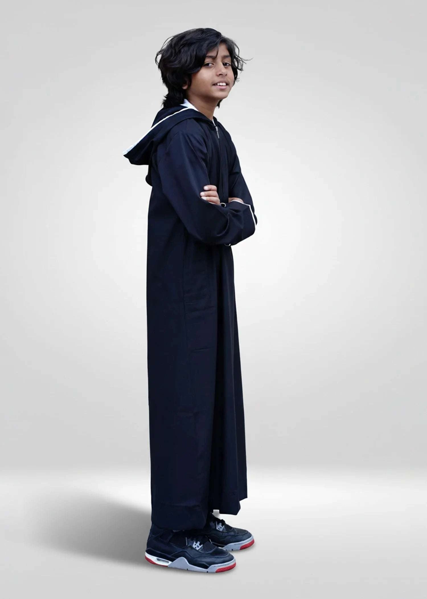 Black hoodie thobe with white piping trim for boys, close-up of the zip pull