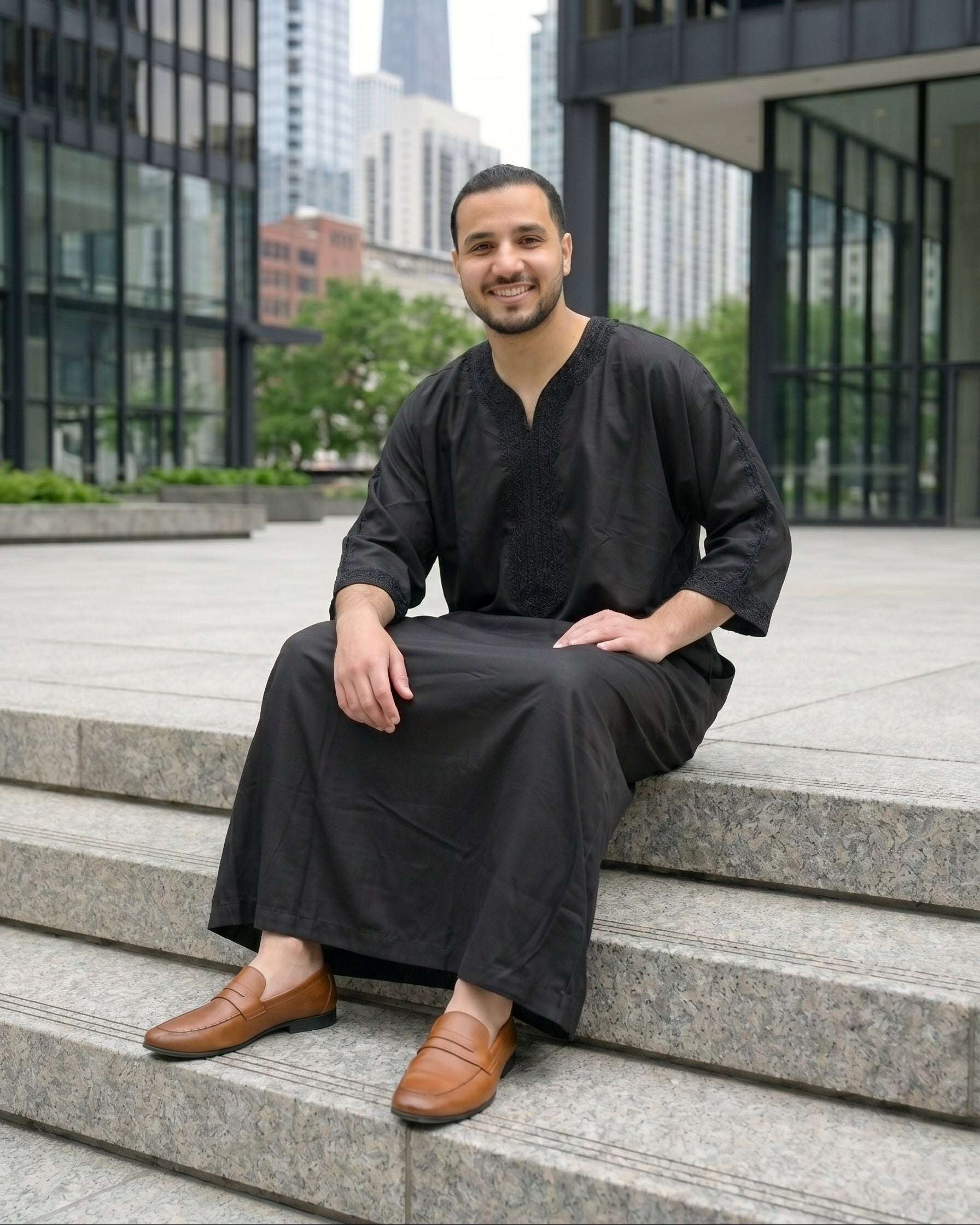 Black Moroccan gandora with three-quarter sleeves for men, close-up of the embroidered detailing
