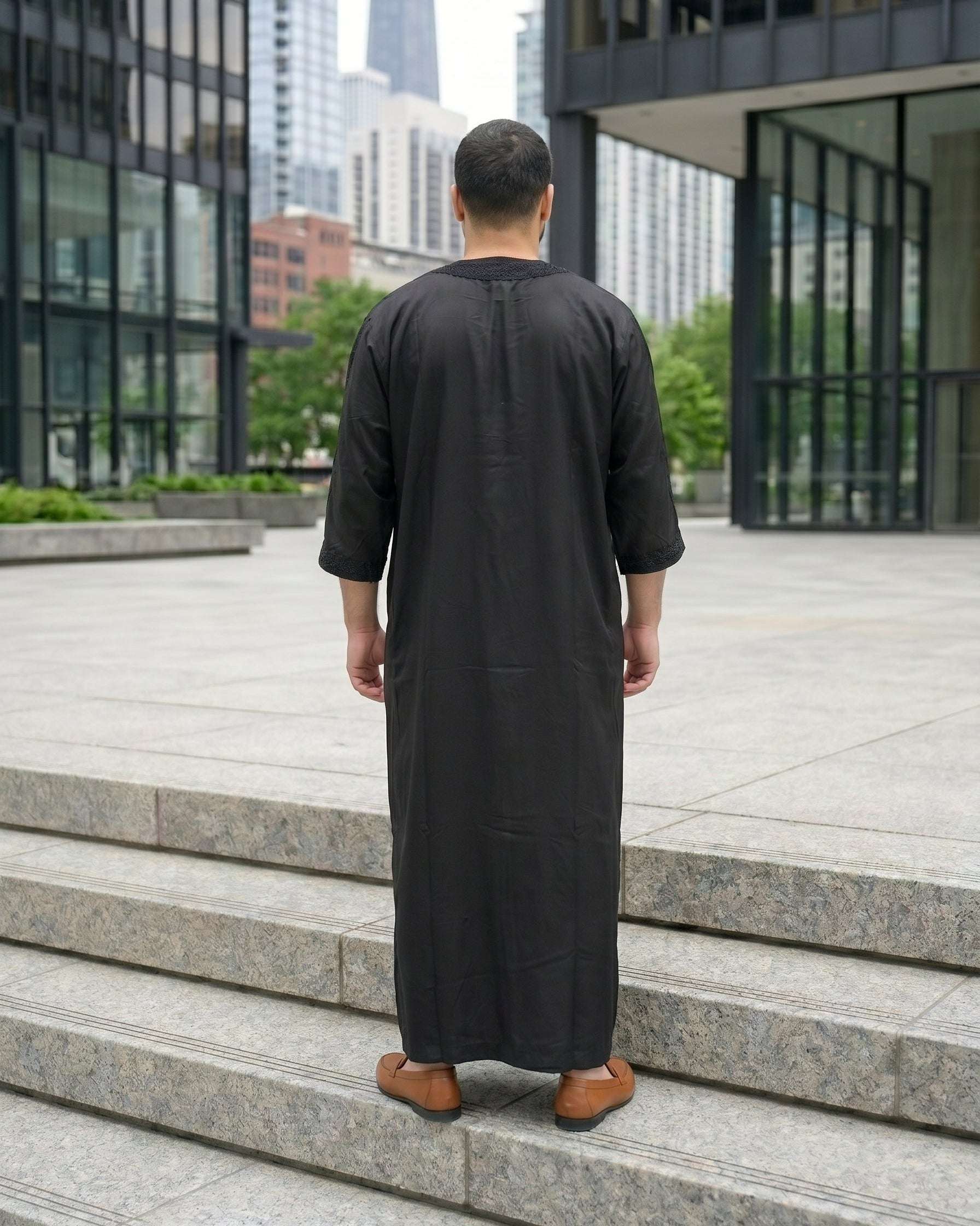 Black Moroccan thobe with three-quarter sleeves for men, a closer look at the finish