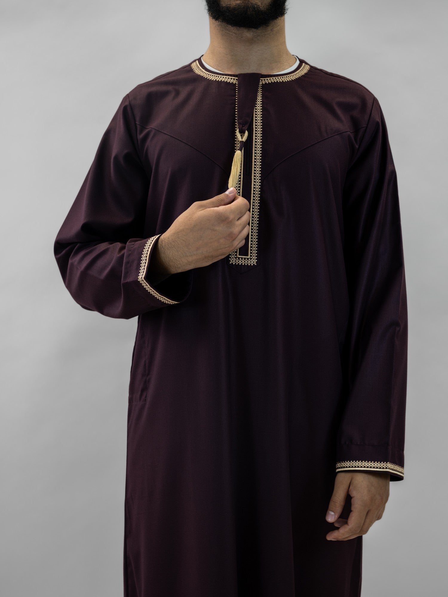 Burgundy emirati v neck with tarboush thobe for men, side profile view