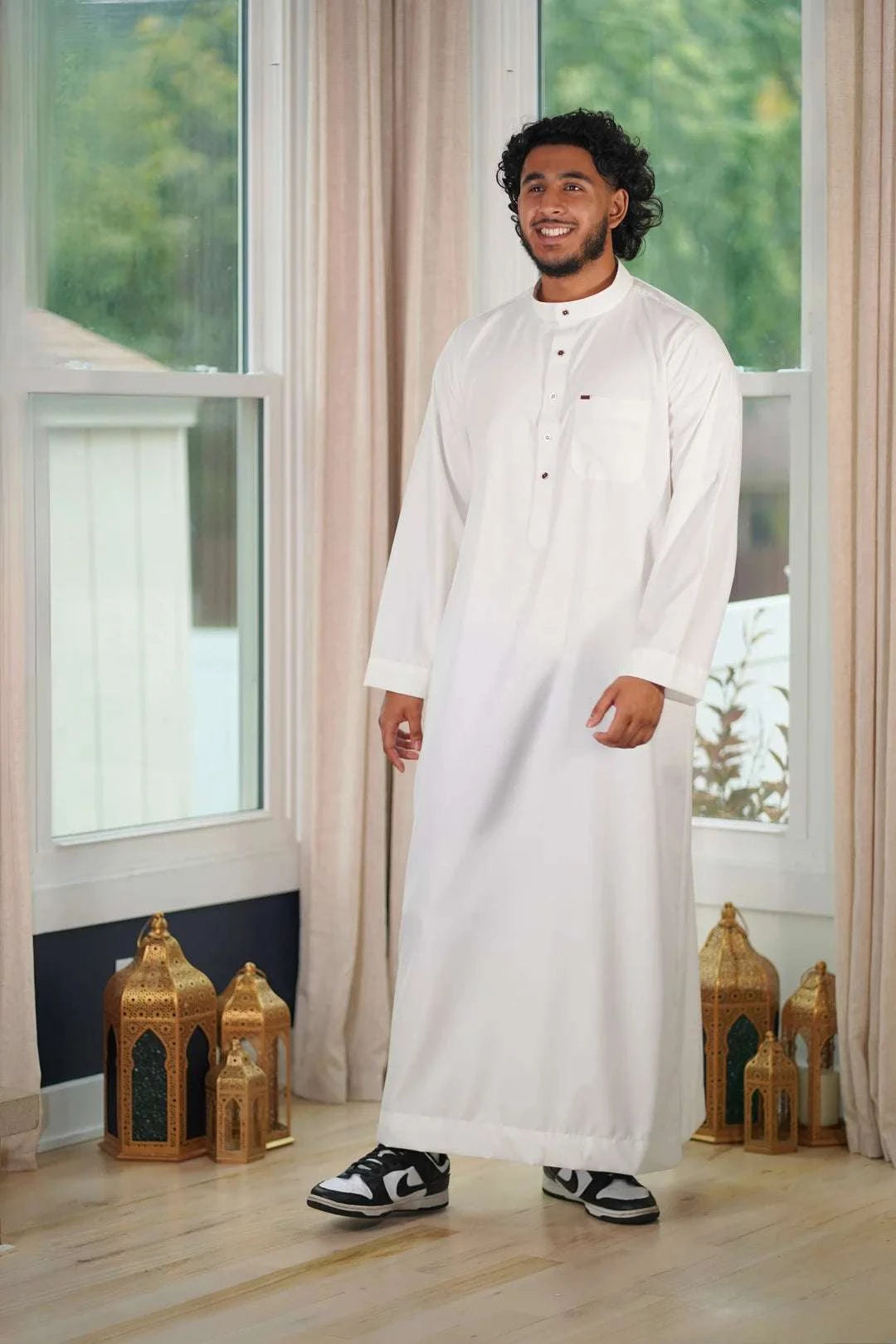 Cream thobe with button placket for men, collar and neckline in close detail