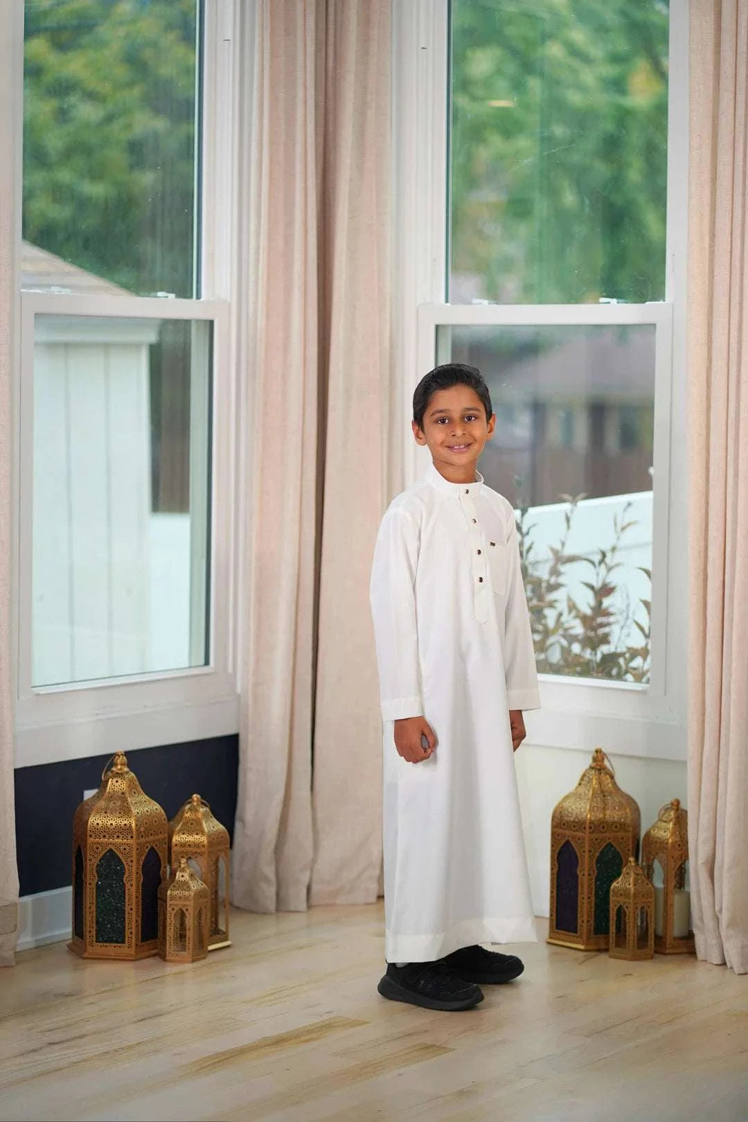 Cream thobe with mandarin collar for boys, close-up of the embroidered detailing