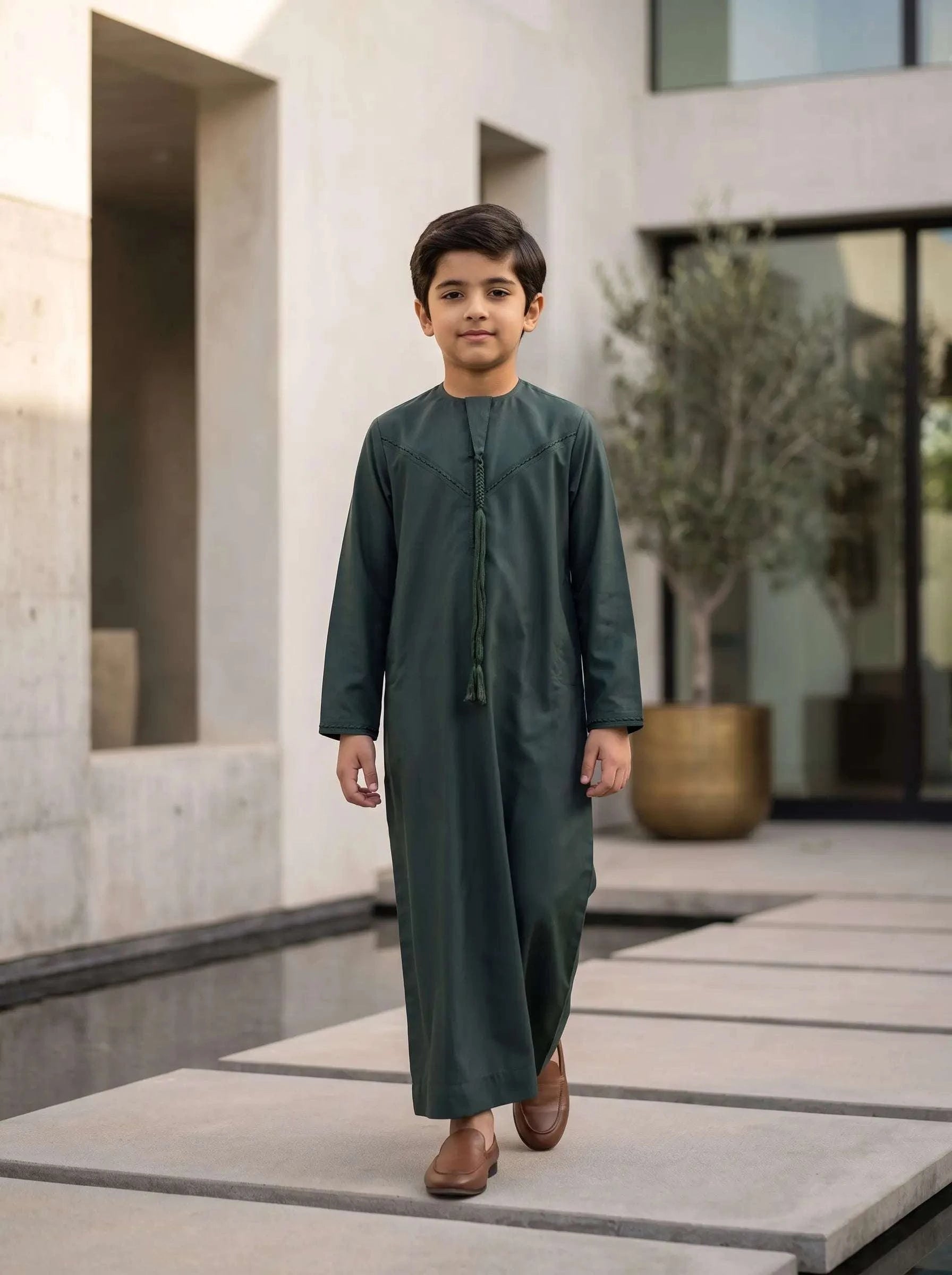 Dark green Emirati thobe for boys, full front view