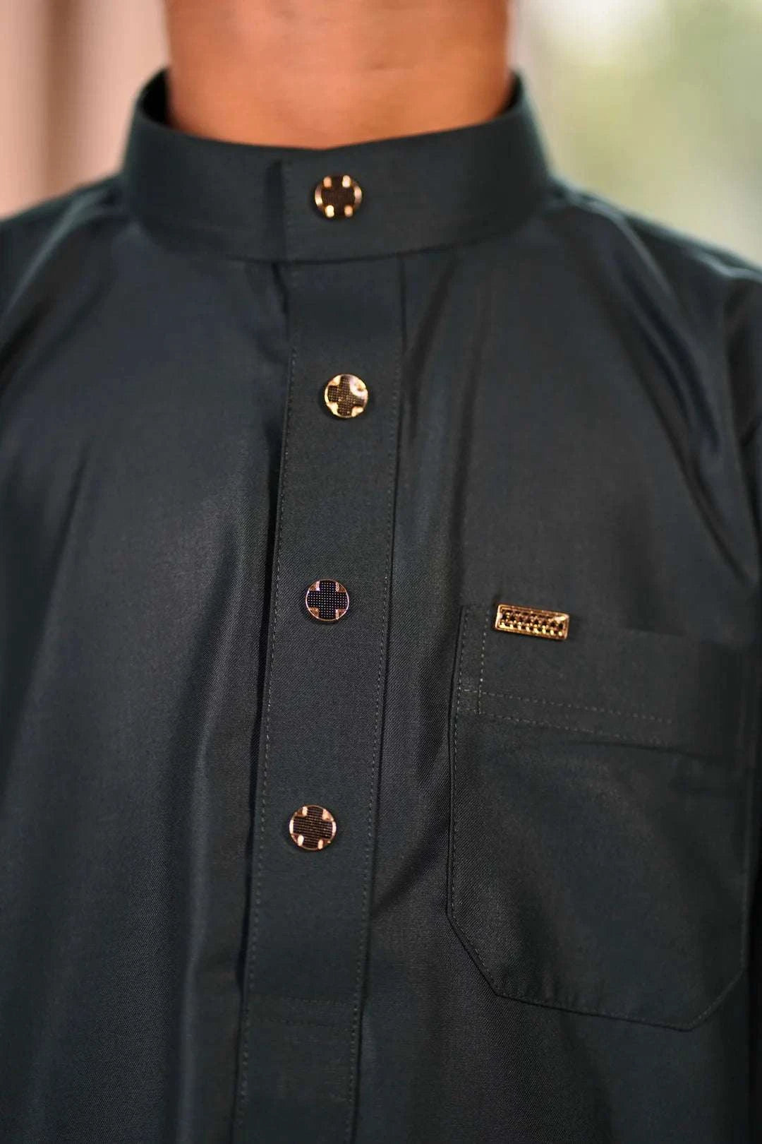 Dark green thobe for boys, close-up of the collar and buttons