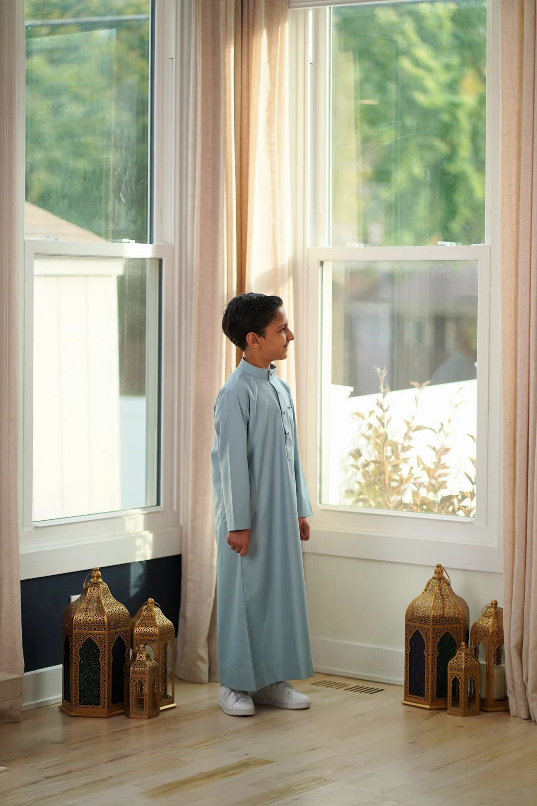 Detail view of the practical deep side pocket on the boys ice blue jubba