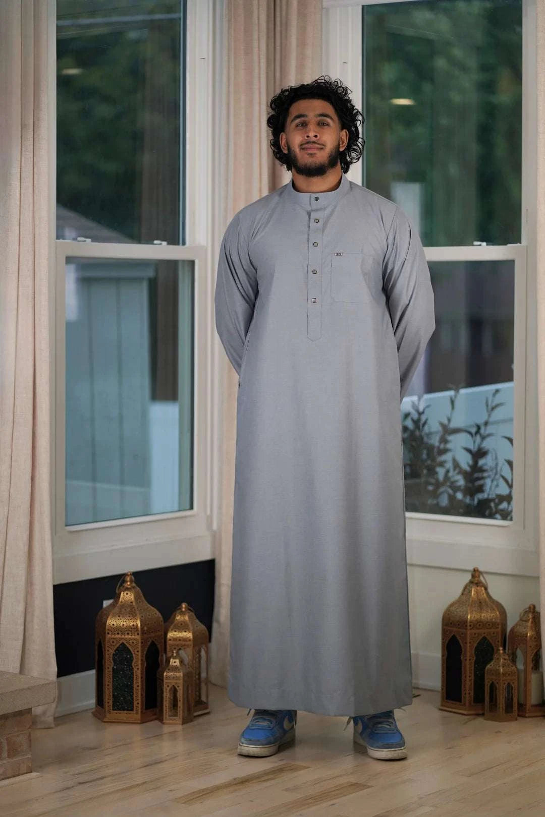 Light gray thobe with everyday mandarin collar for men, back view