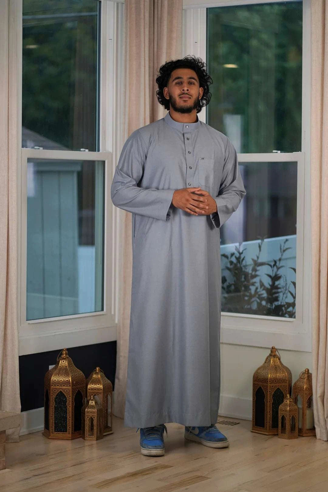 Light gray thobe with everyday mandarin collar for men, buttoned placket in close detail