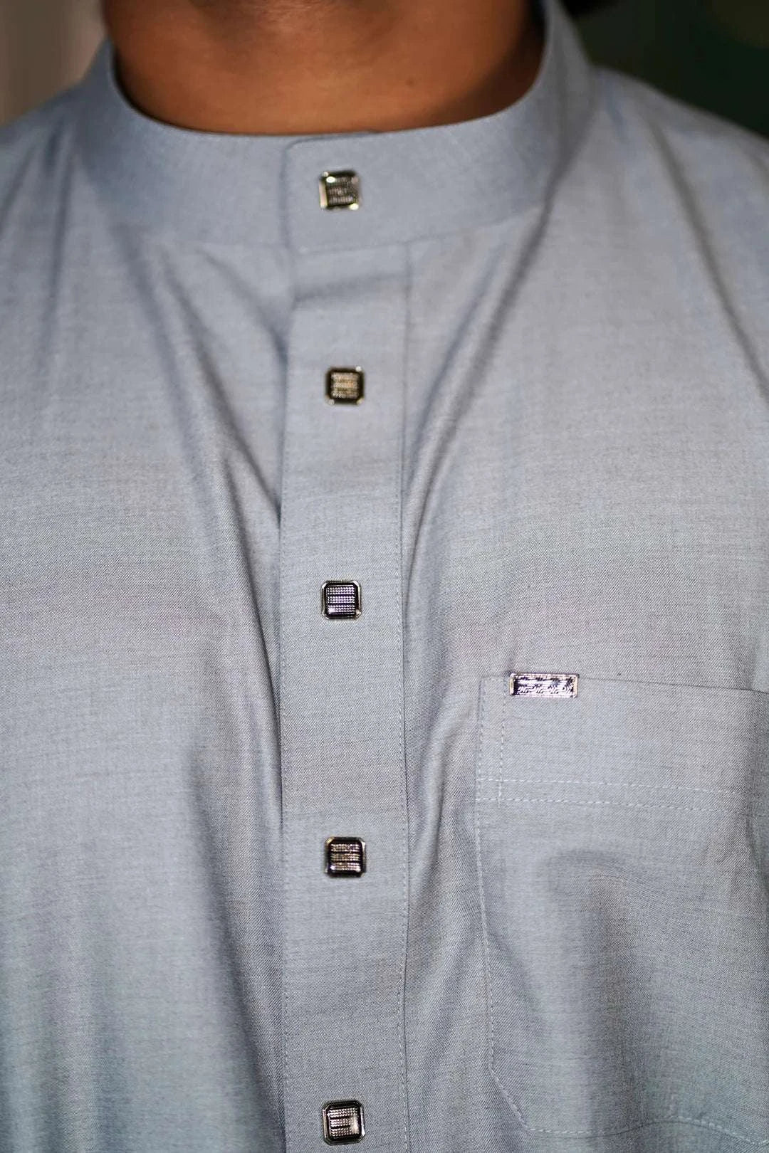 Light gray thobe with everyday mandarin collar for men, close-up of the pocket