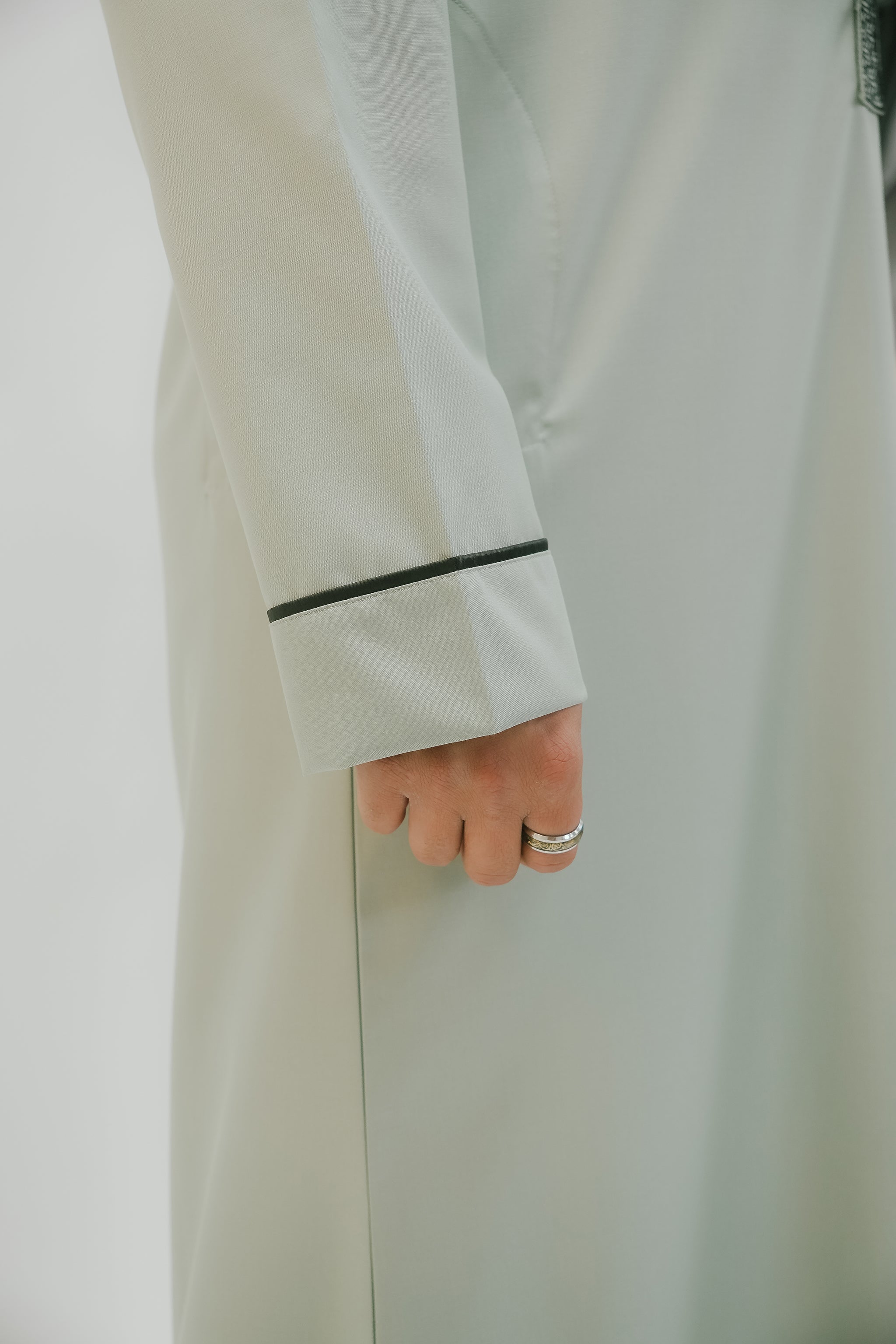 Light green thobe with embroidered collar for men, a further look at the fit