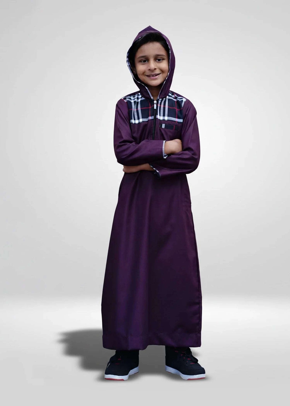 Maroon hoodie thobe with checkered hood for boys, close-up of the collar and buttons