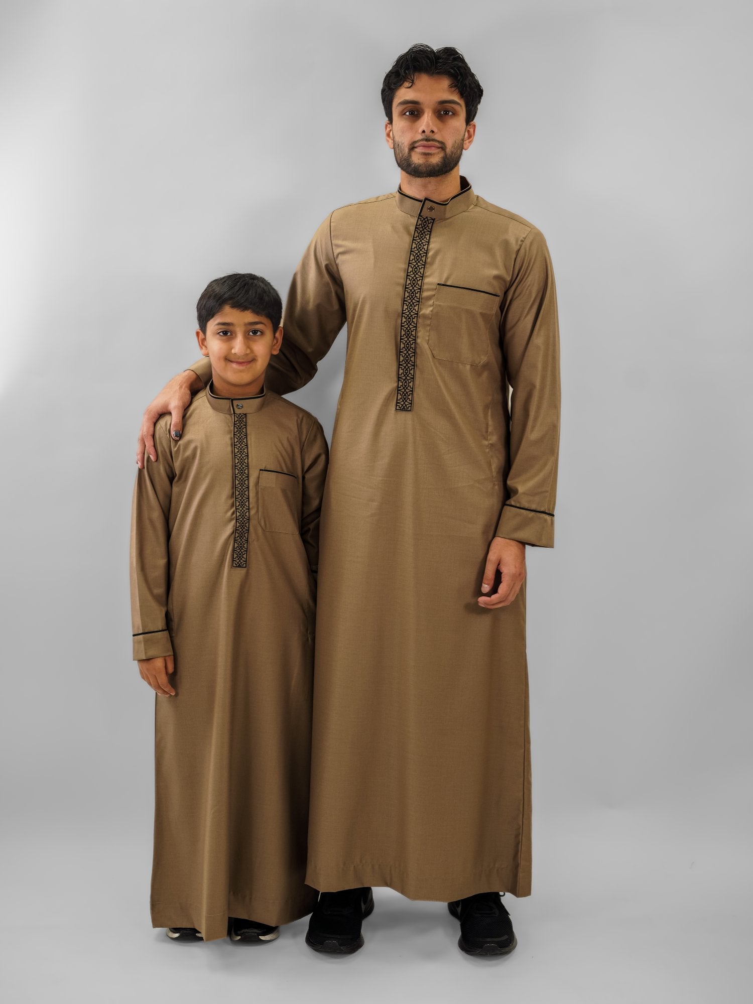 Sand beige honeycomb texture thobe for men, a closer look at the finish
