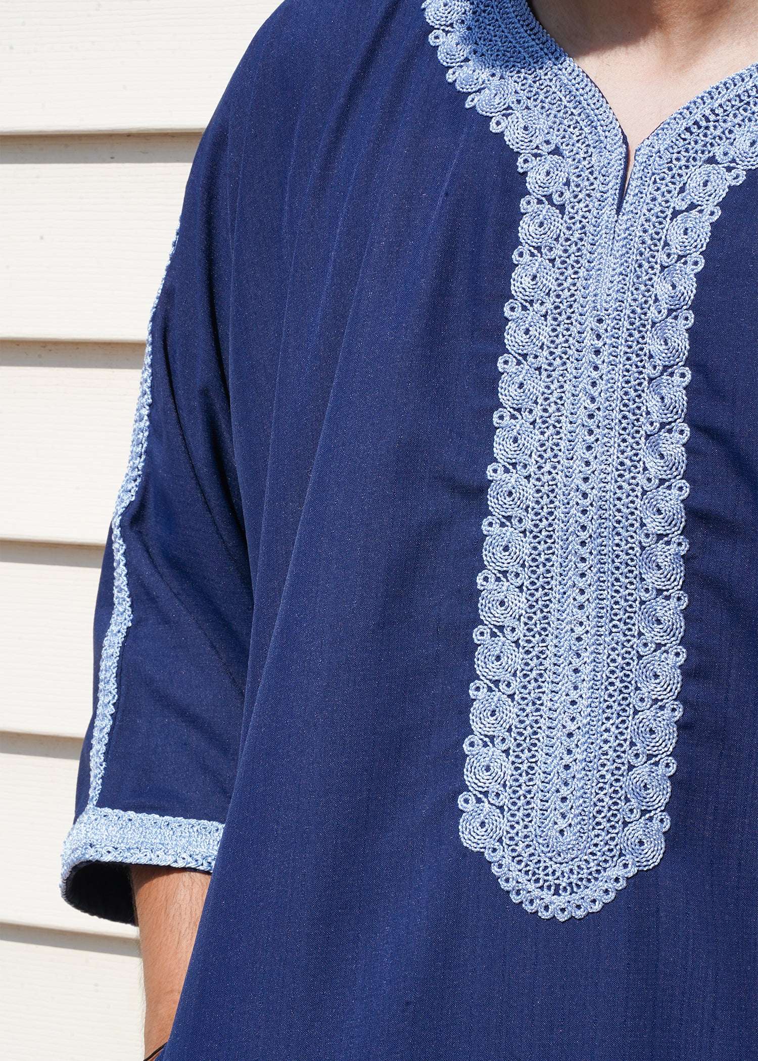 Blue Moroccan thobe collar view