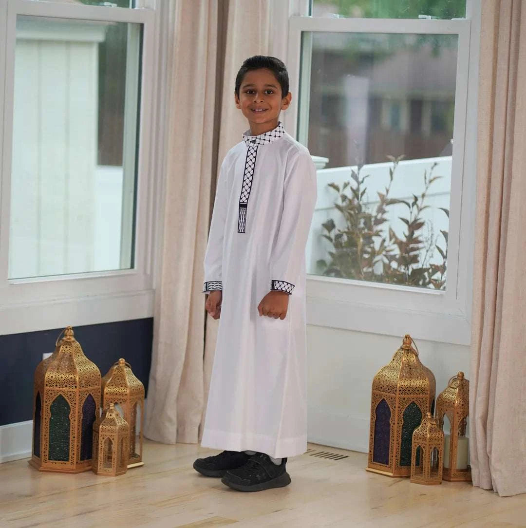 White jubba with Kufiya embroidery for boys, close-up of the collar and buttons