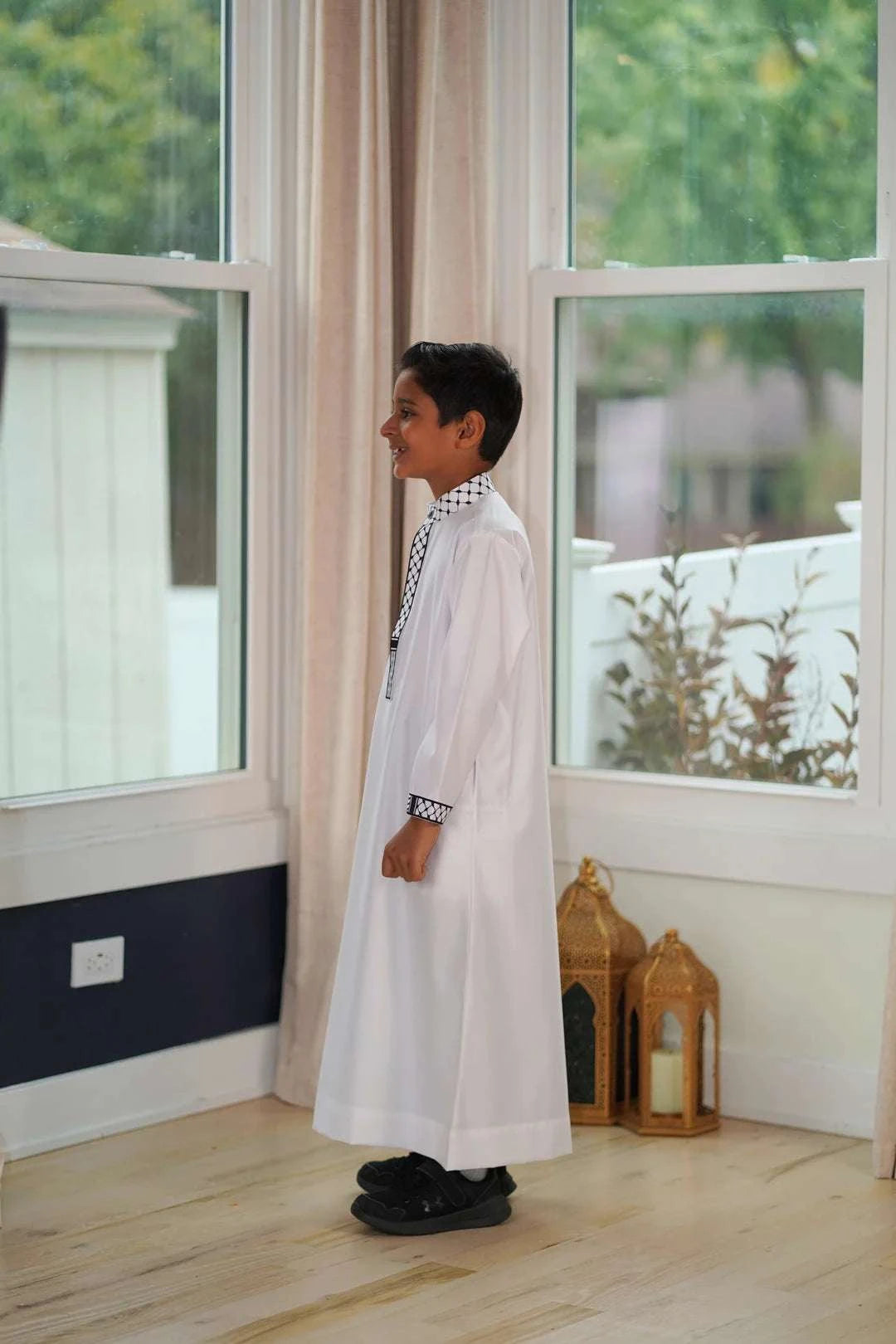 White thobe with Kufiya embroidery for boys, close-up of the embroidered detailing