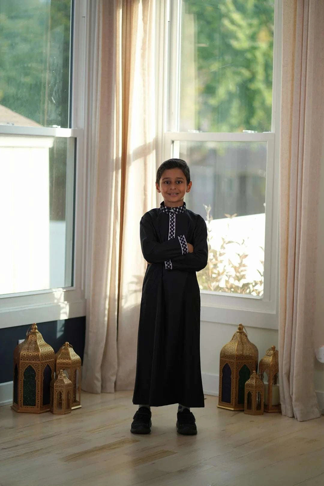 Black thobe with Kufiya embroidery for boys, close-up of the embroidered detailing