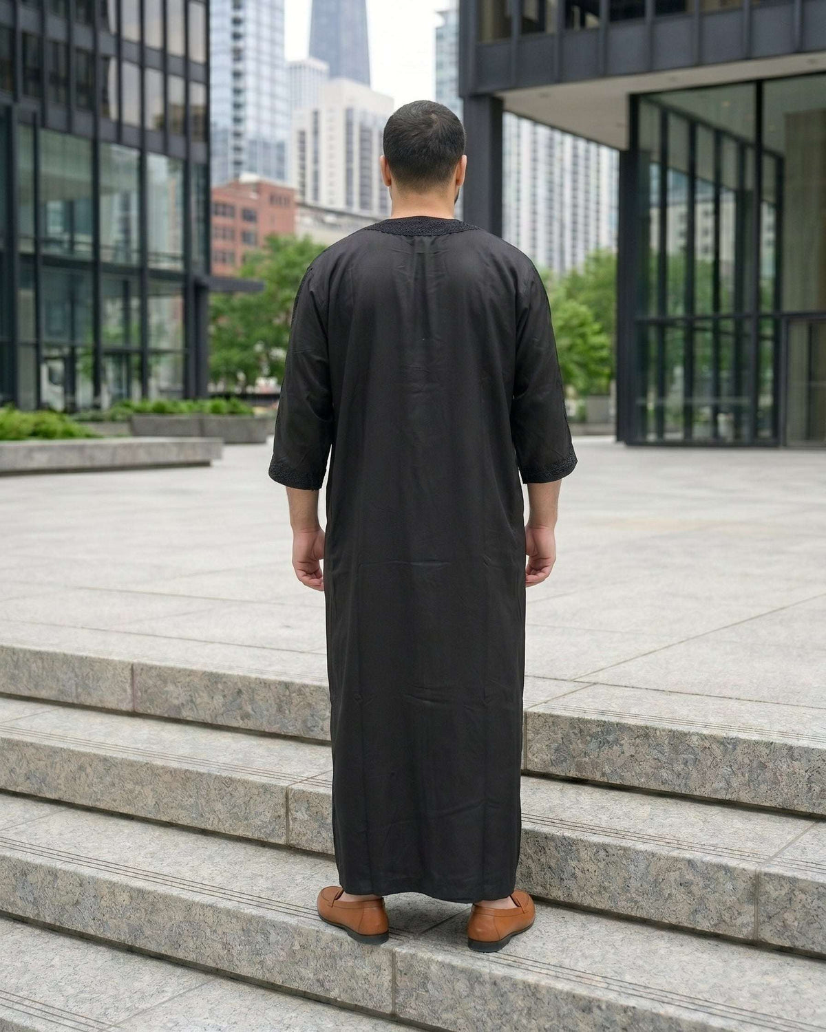 Black Moroccan thobe with three-quarter sleeves for men, a closer look at the finish