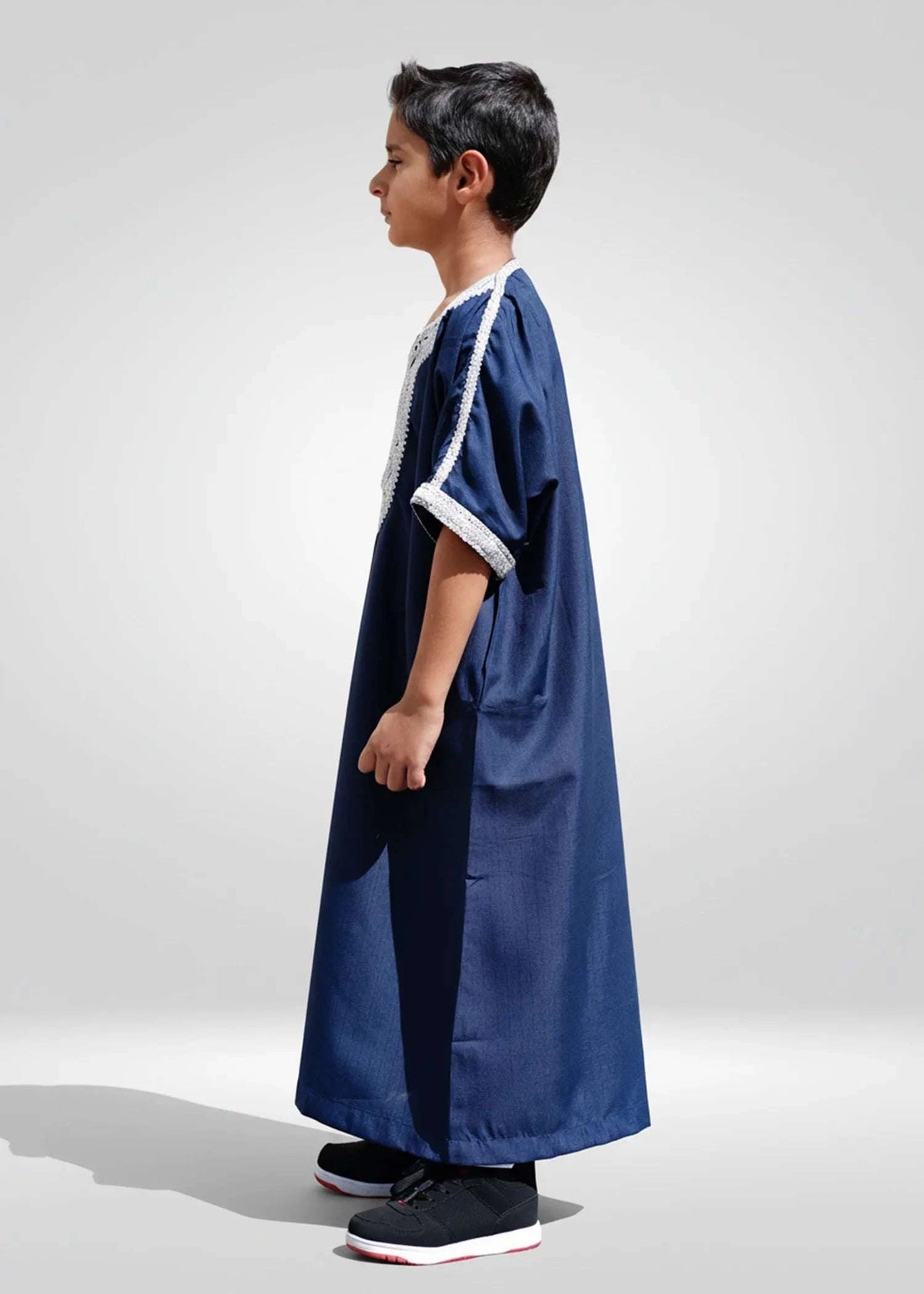 Blue Moroccan thobe with silver embroidery for boys, close-up of the fabric