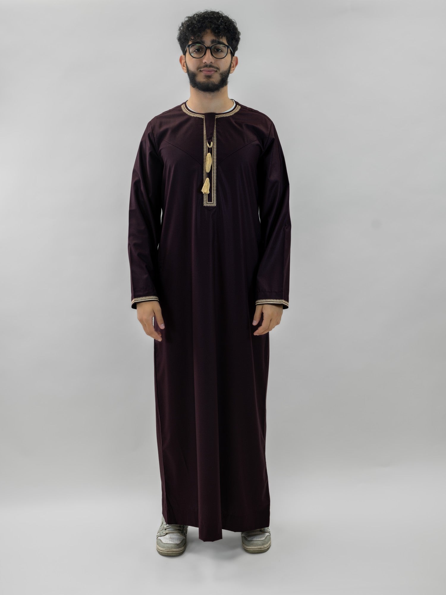 Burgundy emirati v neck with tarboush thobe for men, close-up of the collar and buttons