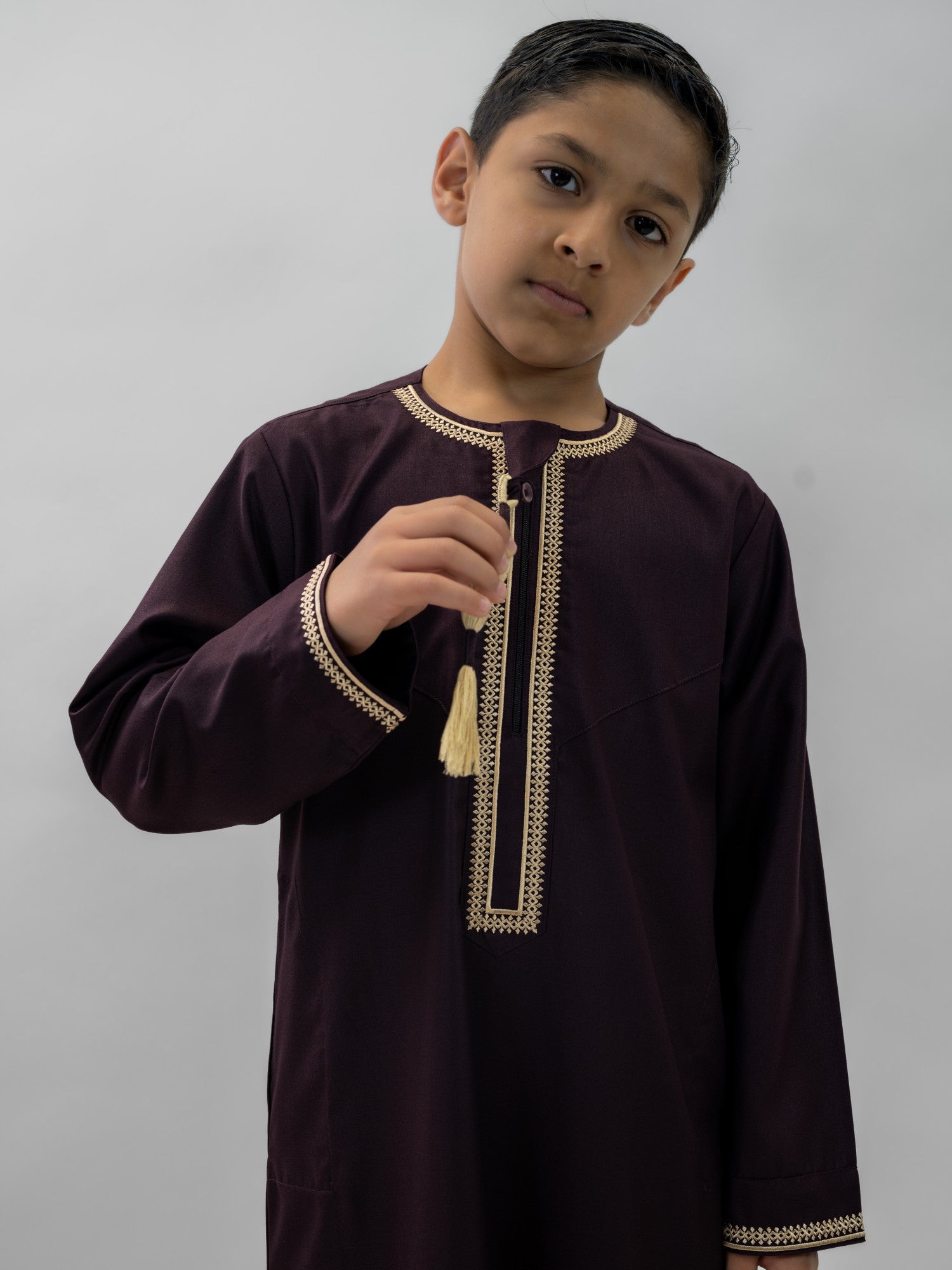 Burgundy emirati v neck with tarboush thobe for boys, side profile view