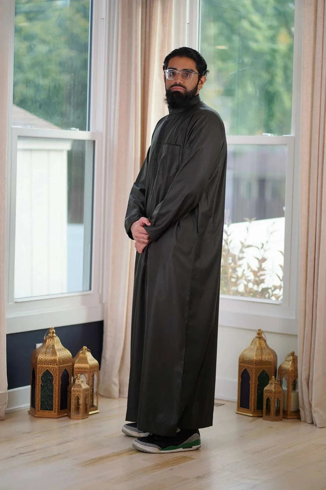 Charcoal black embroidered thobe with mandarin collar for men, length and sleeve line