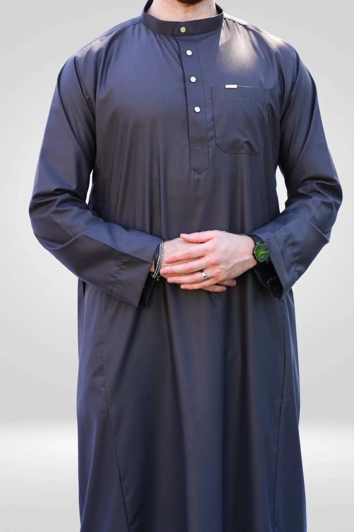 Charcoal thobe with mandarin collar for men, close-up of the pocket