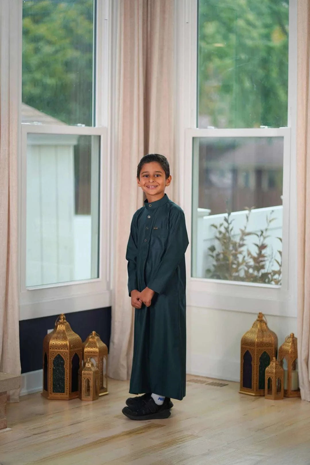 Dark green thobe for boys, close-up of the fabric