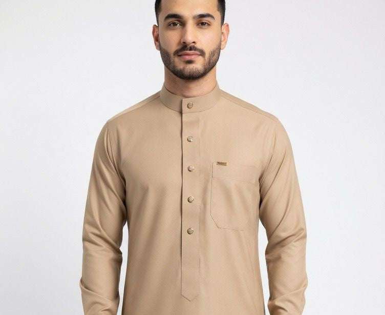 Desert khaki thobe with button-down placket for men, close-up of the collar and buttons