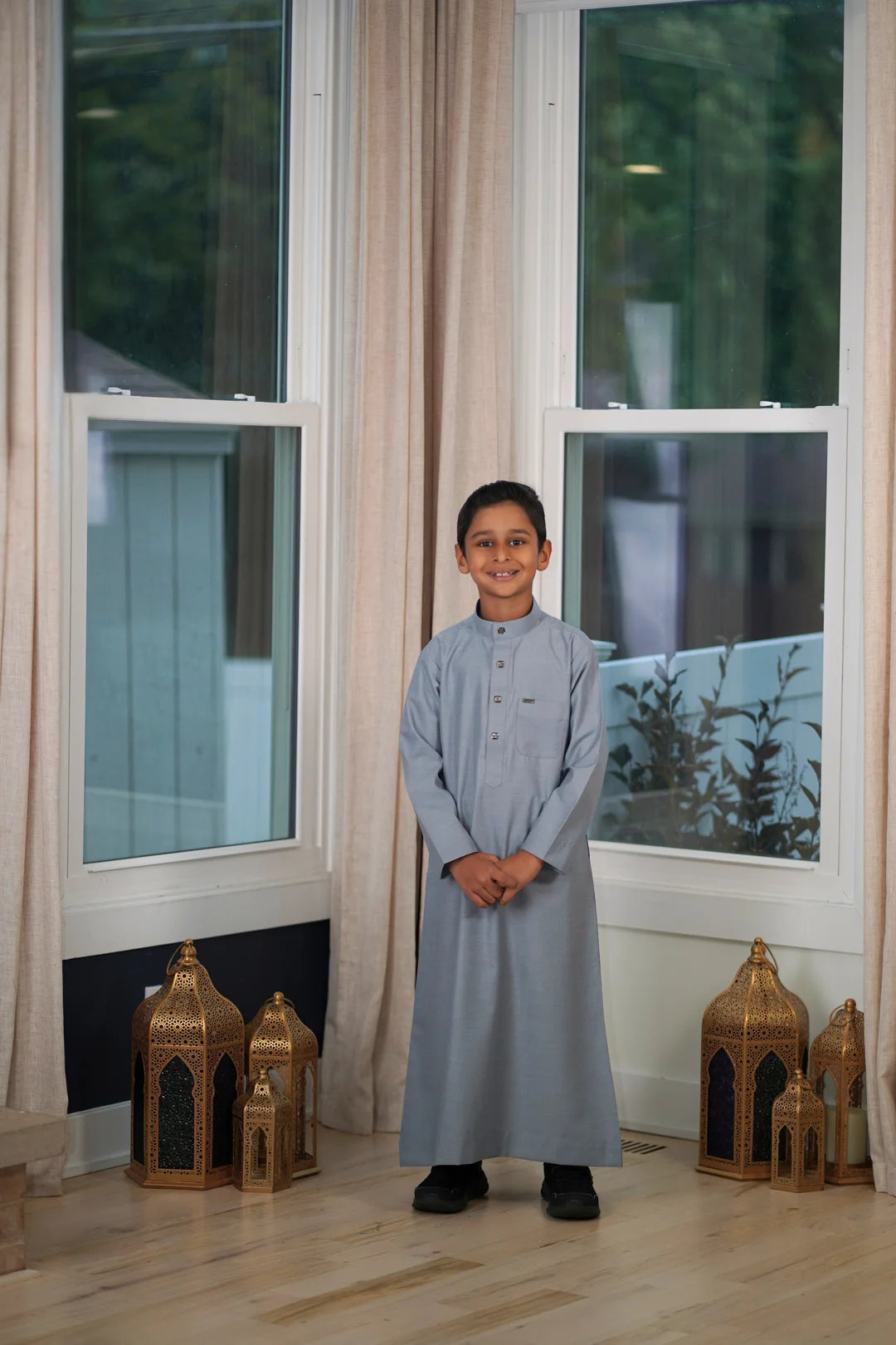 Detail view of the practical deep side pocket on the boys light gray jubba