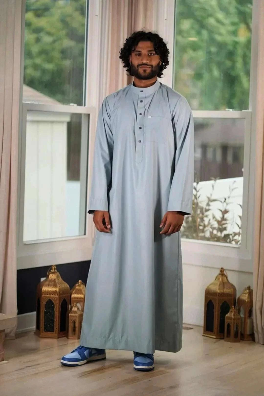 Light blue thobe with everyday mandarin collar for men, back view