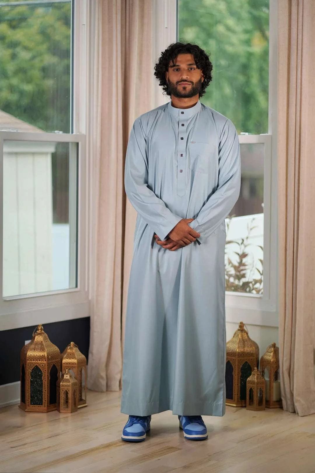 Light blue thobe with everyday mandarin collar for men, close-up of the sleeve cuff