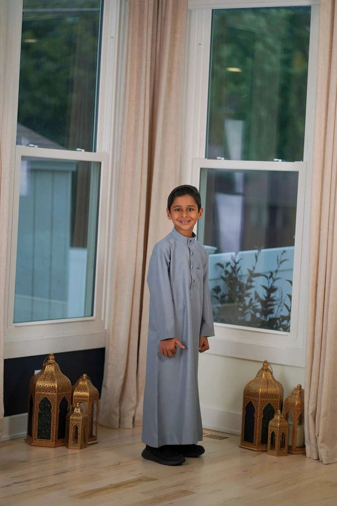 Light gray thobe for boys, close-up of the embroidered detailing