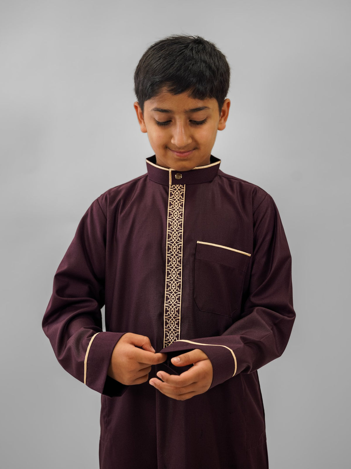 Maroon gold embroidered mandarin collar thobe for boys, close-up of the collar and buttons