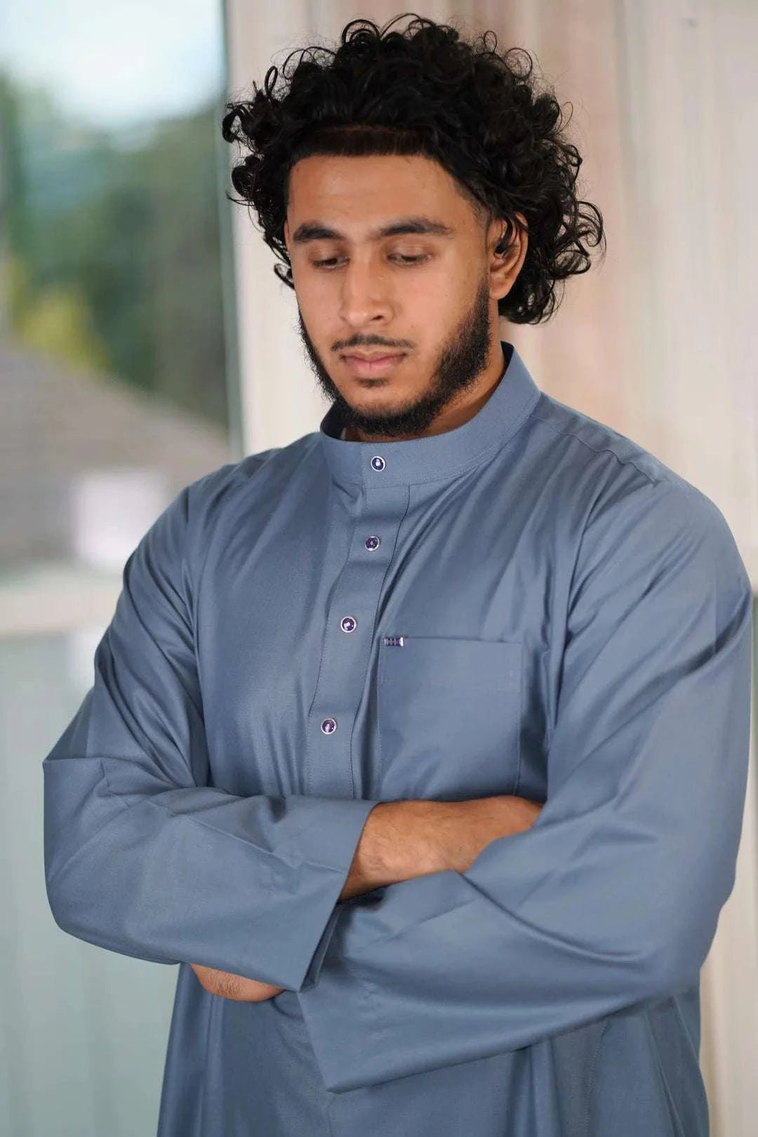 Slate blue thobe with everyday mandarin collar for men, close-up of the pocket